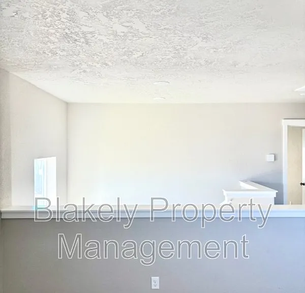 645 SW Inby St — Photo 14