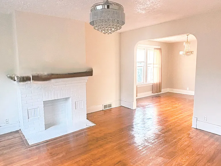 LARGE LIVING ROOM WITH Fandilier