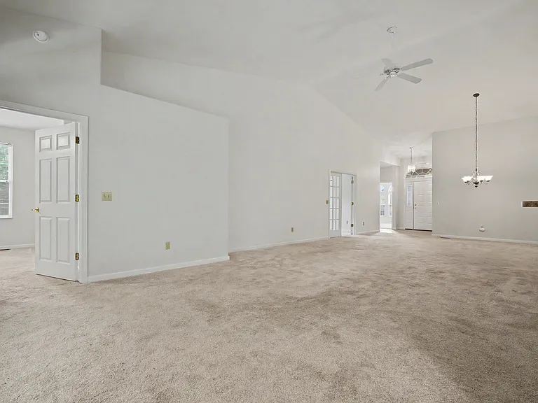 1379 E Main St — Photo 18
