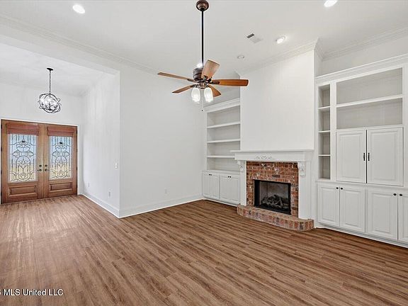 3rd image of 1015 Longwood Pl