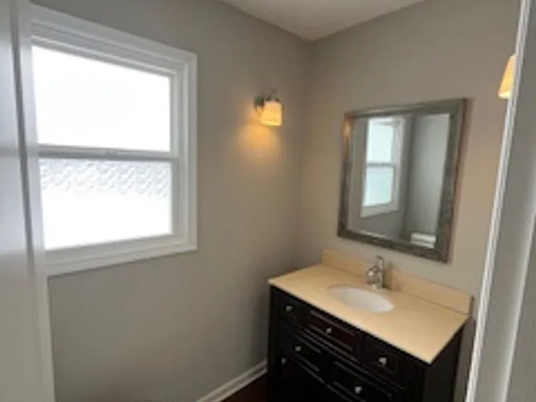 2212 E Queens Way — Photo 12