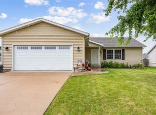 6130 Robinwood Ln, Marion, IA 52302