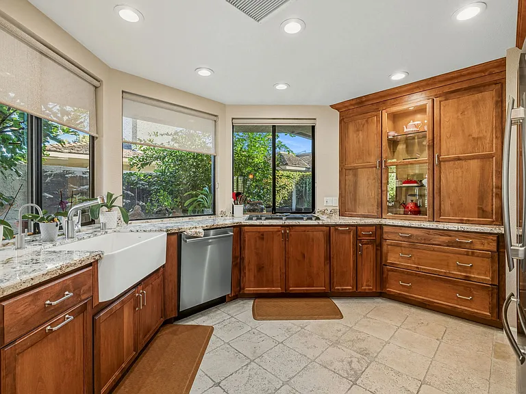 10 Whittier Ct — Photo 35