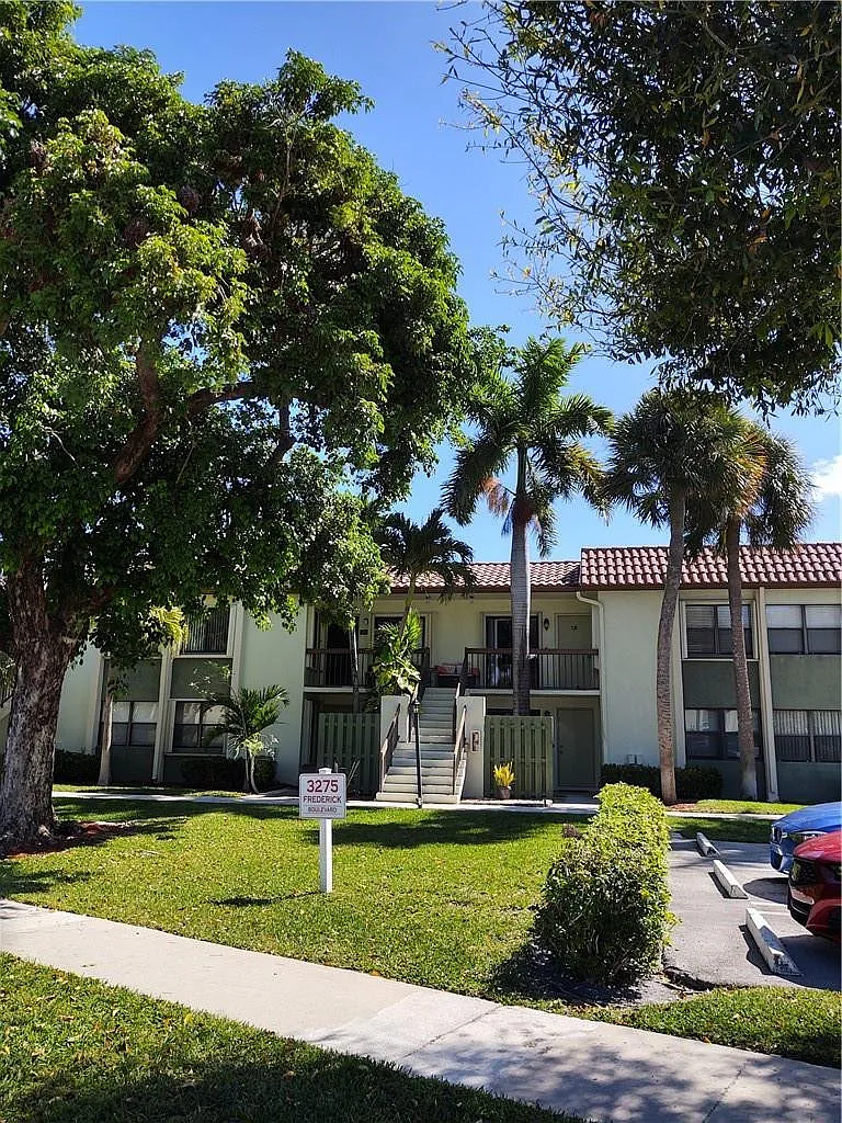 2 bed, 2.0 bath, 899 sqft, $2,400 — Photo 1