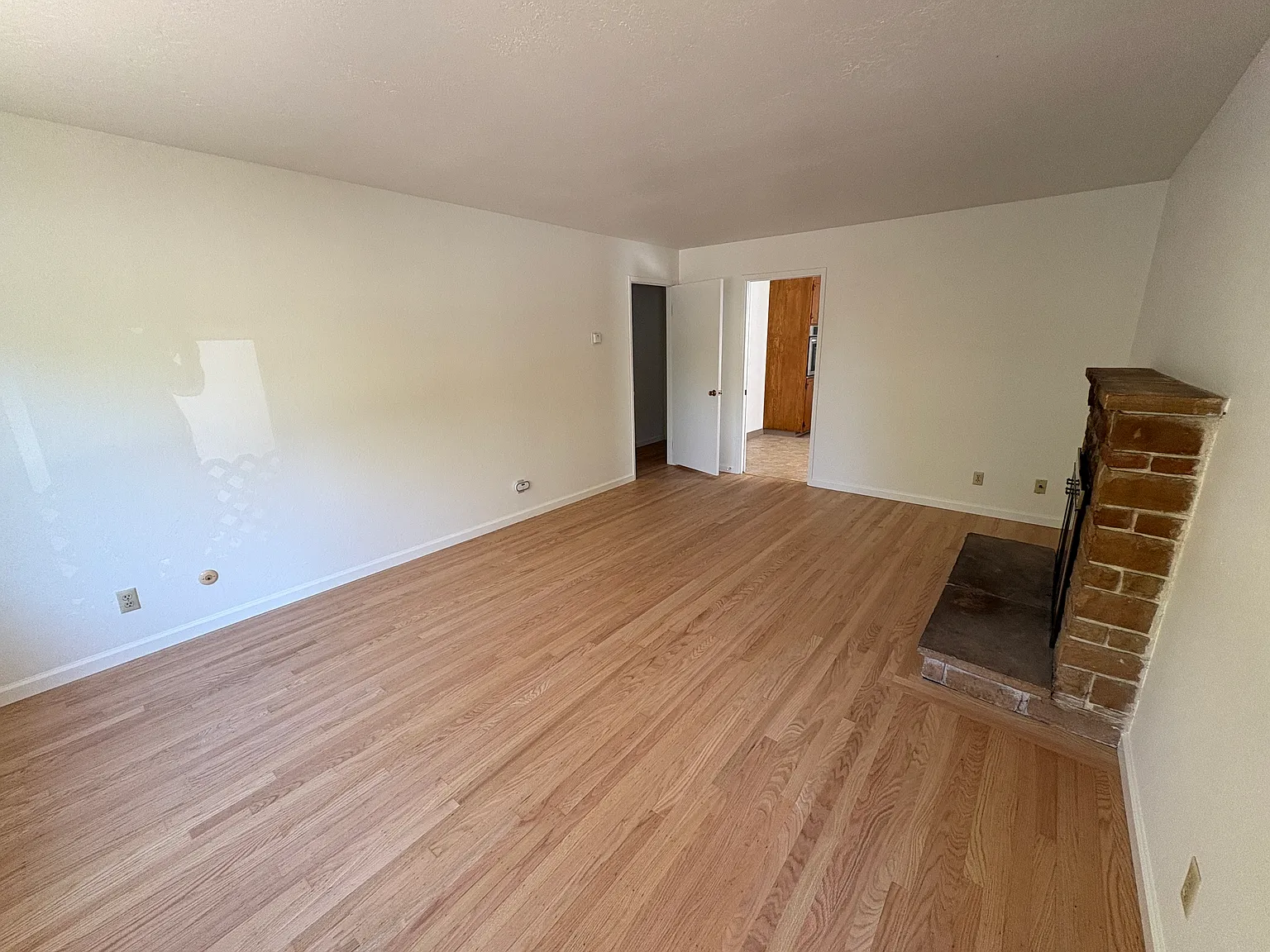2 bed, 1000 sqft, $2,200 — Photo 2