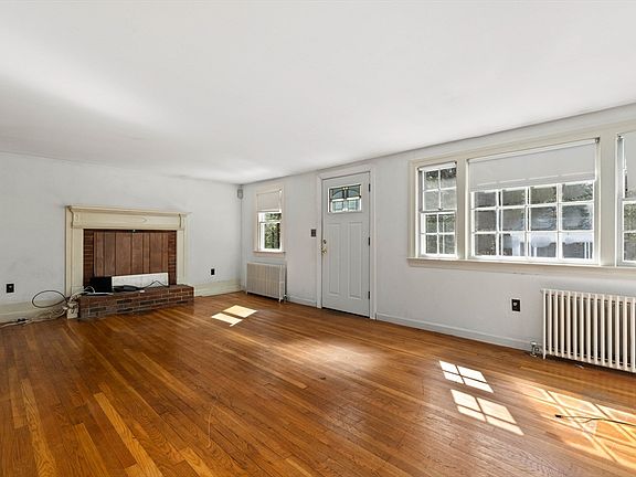 4th image of 290 Main St