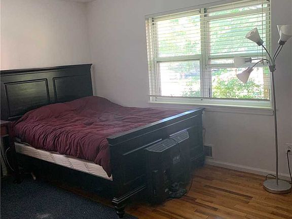 4th image of 28 Pearsall Ave