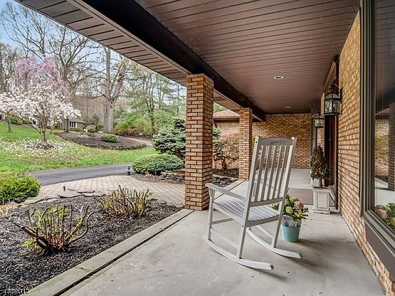 4th image of 6 Oakwood Ct