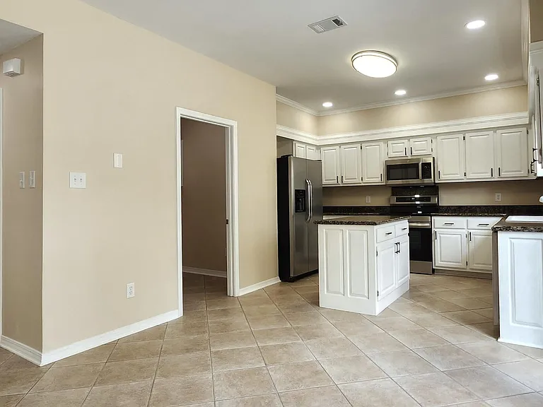 3829 Versailles Ct — Photo 6