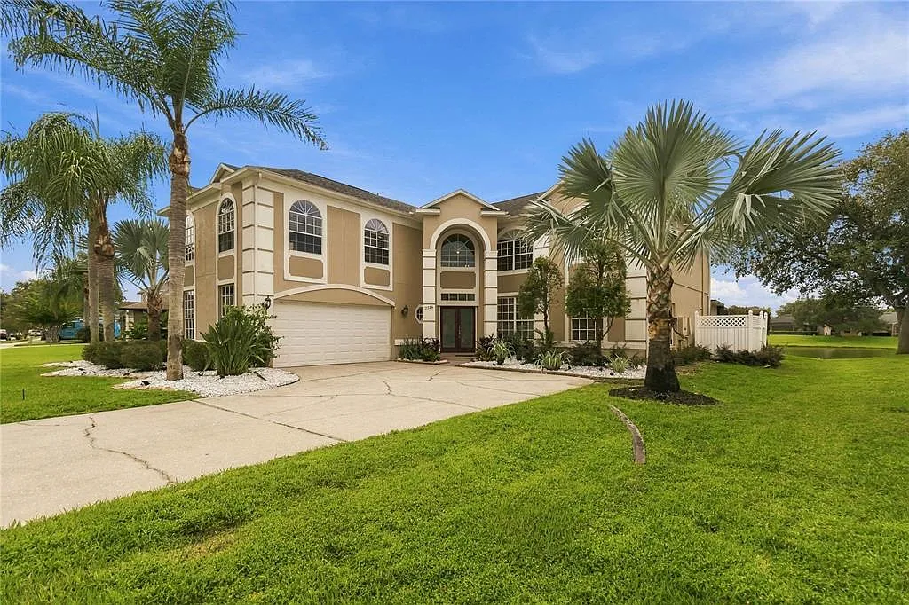 5 bed, 3.0 bath, 3883 sqft, $4,500 — Photo 2