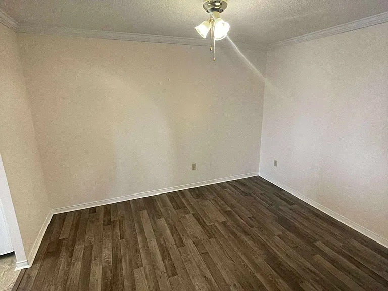 Dining room leading to the kitchen