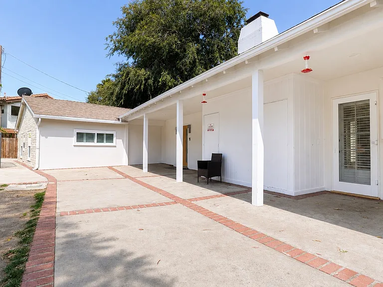 4711 Tyrone Ave — Photo 53