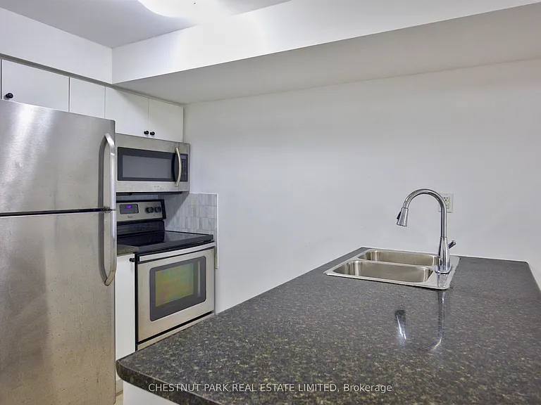 2823 Saint Clair Ave E #LOWER — Photo 7