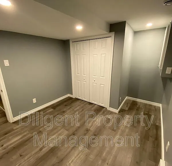 369 Applegrove Ave #LOWER — Photo 22