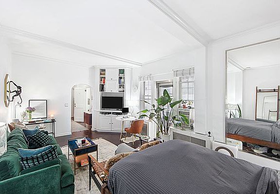 3rd image of 302 W 12th St APT 1C
