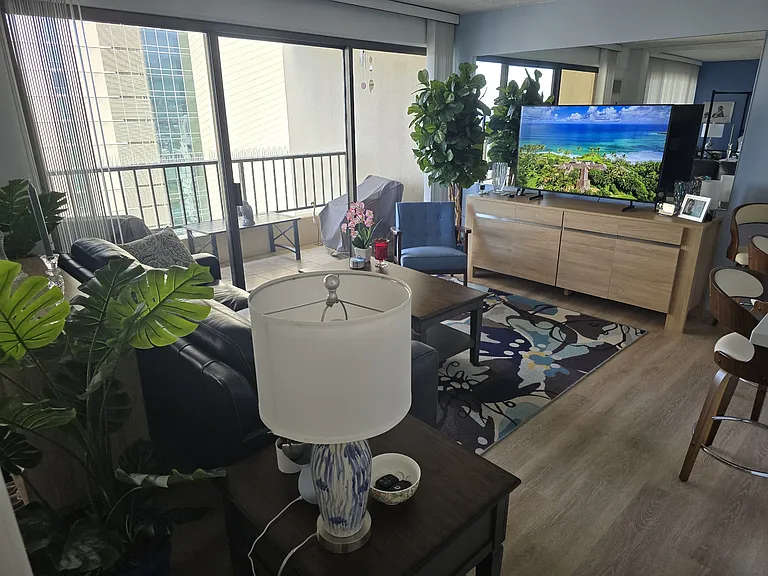 2140 Kuhio Ave #Penthouse 2506-1 — Photo 2