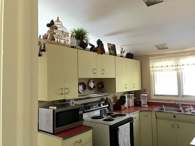 2nd image of 3222 Royal Dr