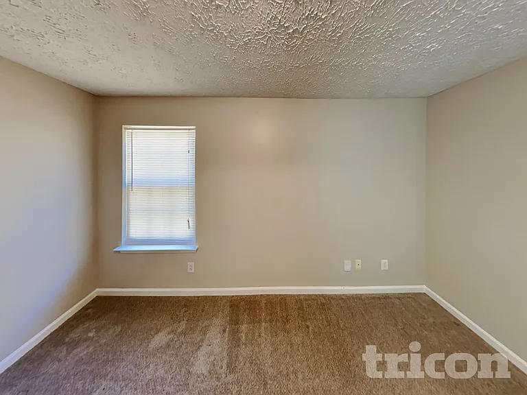 4586 Darrowby Dr — Photo 9