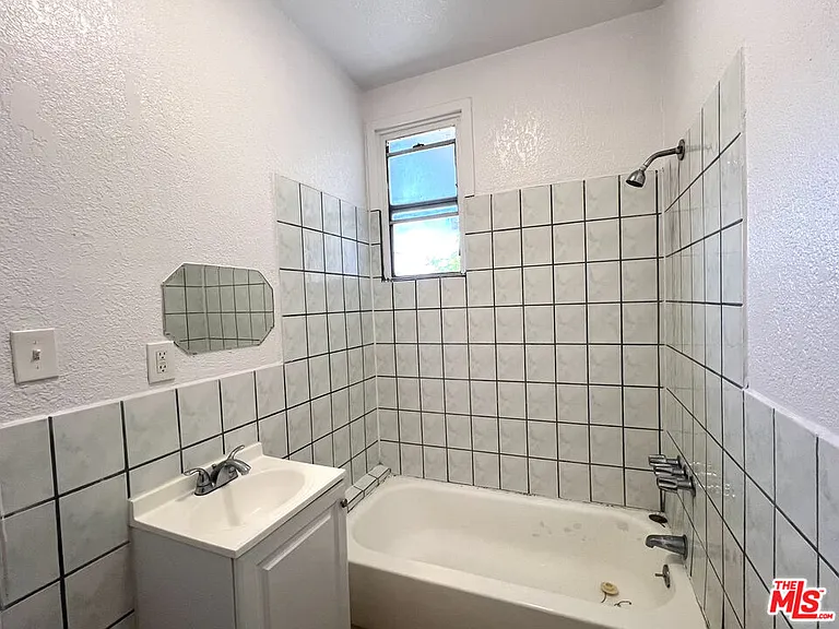 345 W 45th St #7 — Photo 8