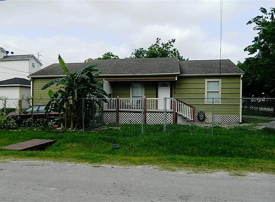 Unit "A" is on the left. Each side has it s own fence yard a