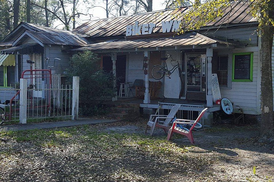 2nd image of 701 Mosley St