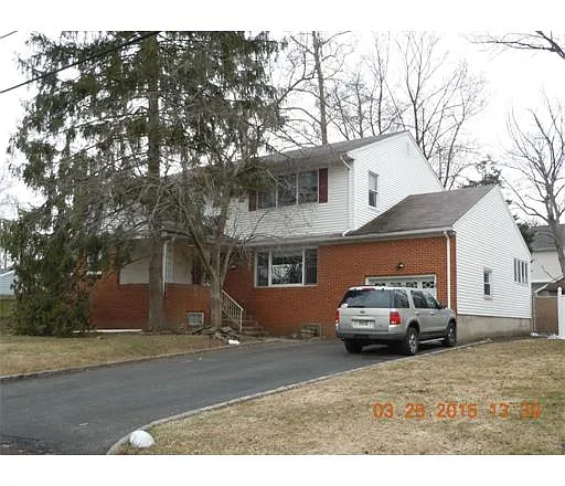 81 Vernon Ave photo 1