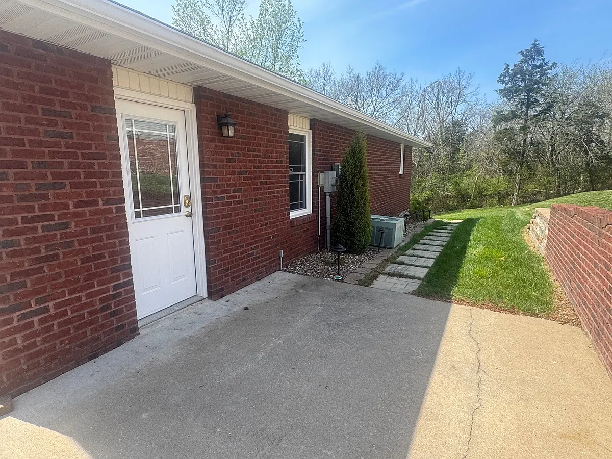 Building Photo - 1108 Meadows Pl