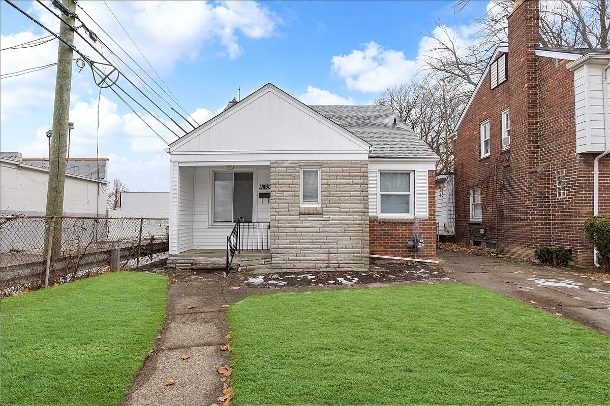 3 bed, 926 sqft, $1,350 — Photo 1