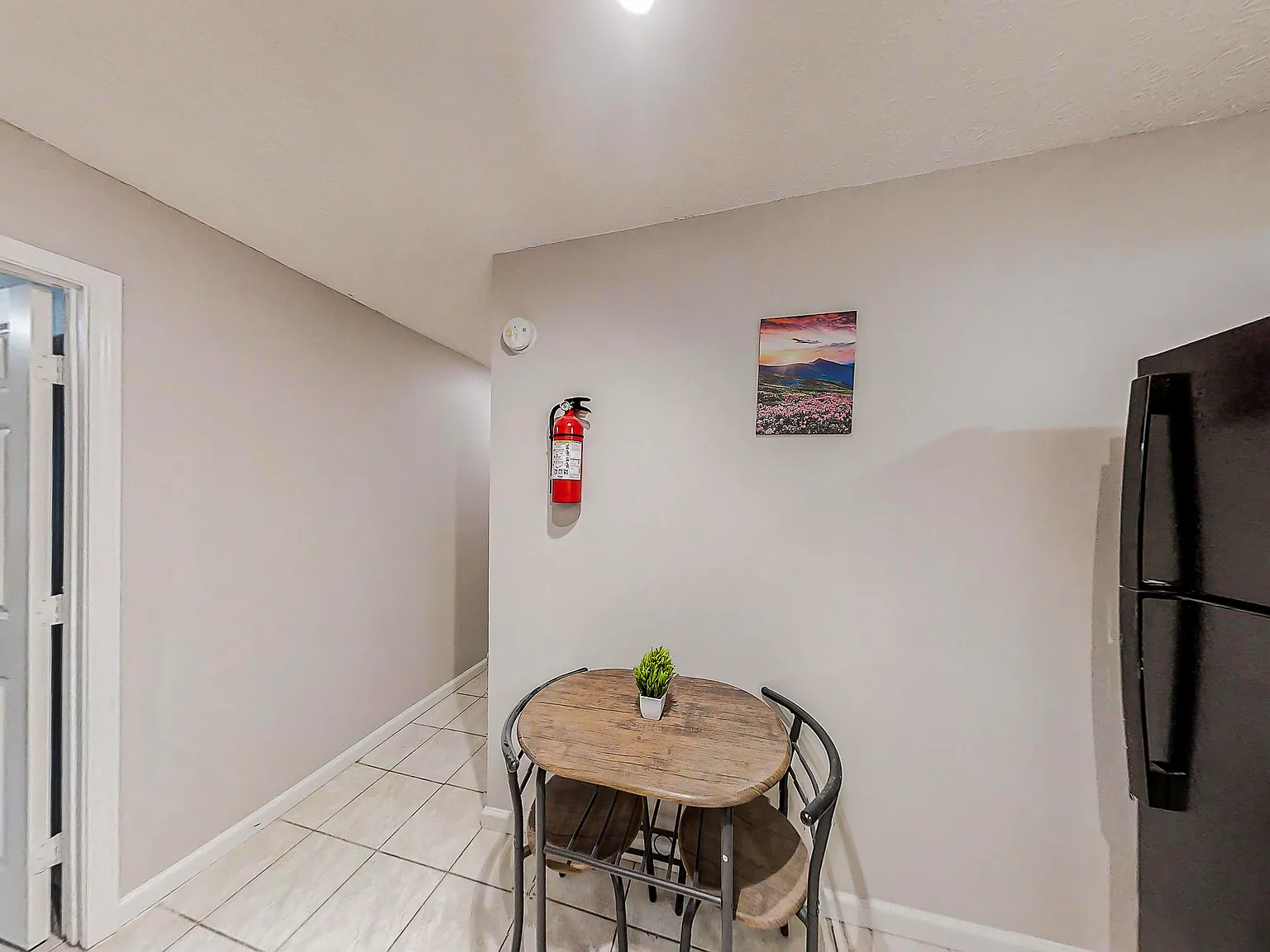 4 bed, 3.0 bath, 1958 sqft, $702 — Photo 4