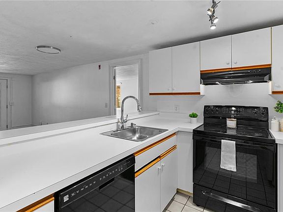 5th image of 200 Woodlawn Ave APT 117