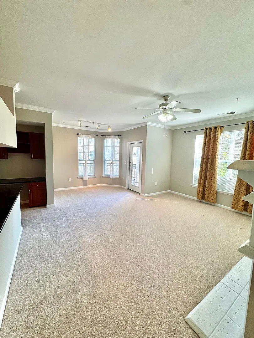 Bright & Spacious 1-Bedroom, 1 Bath Condo in Bryson at Woodland Park Herndon, VA — Photo 1