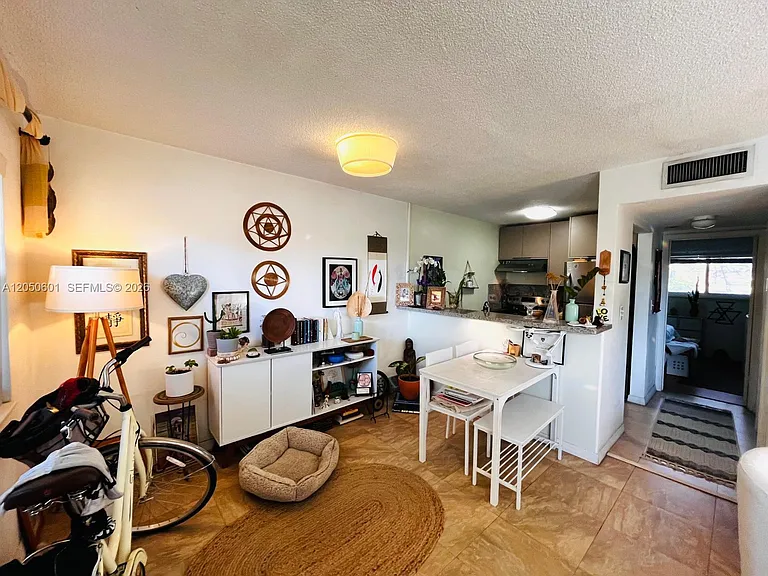 520 NE 38th St #15 — Photo 16