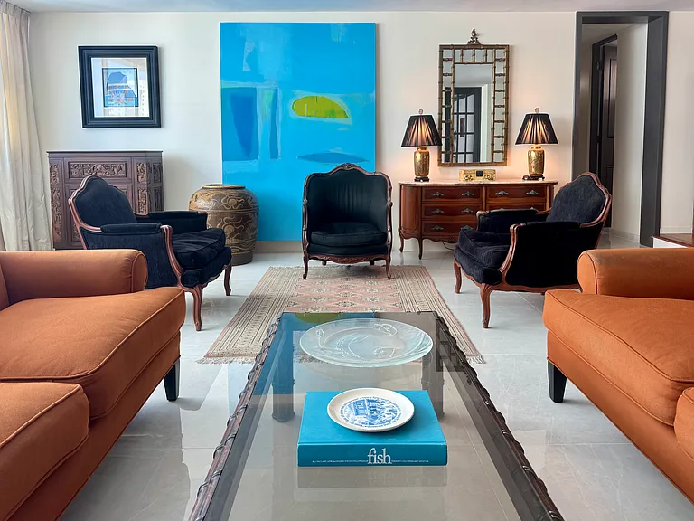 Spacious seating area. Great for entertaining