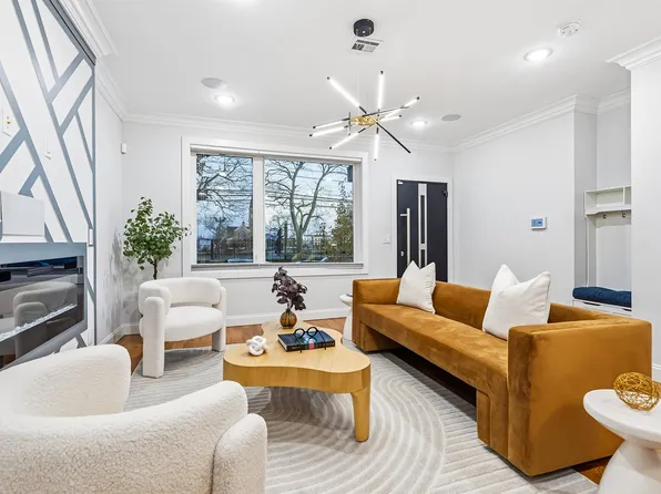 865 Summit Avenue image 4 of 38