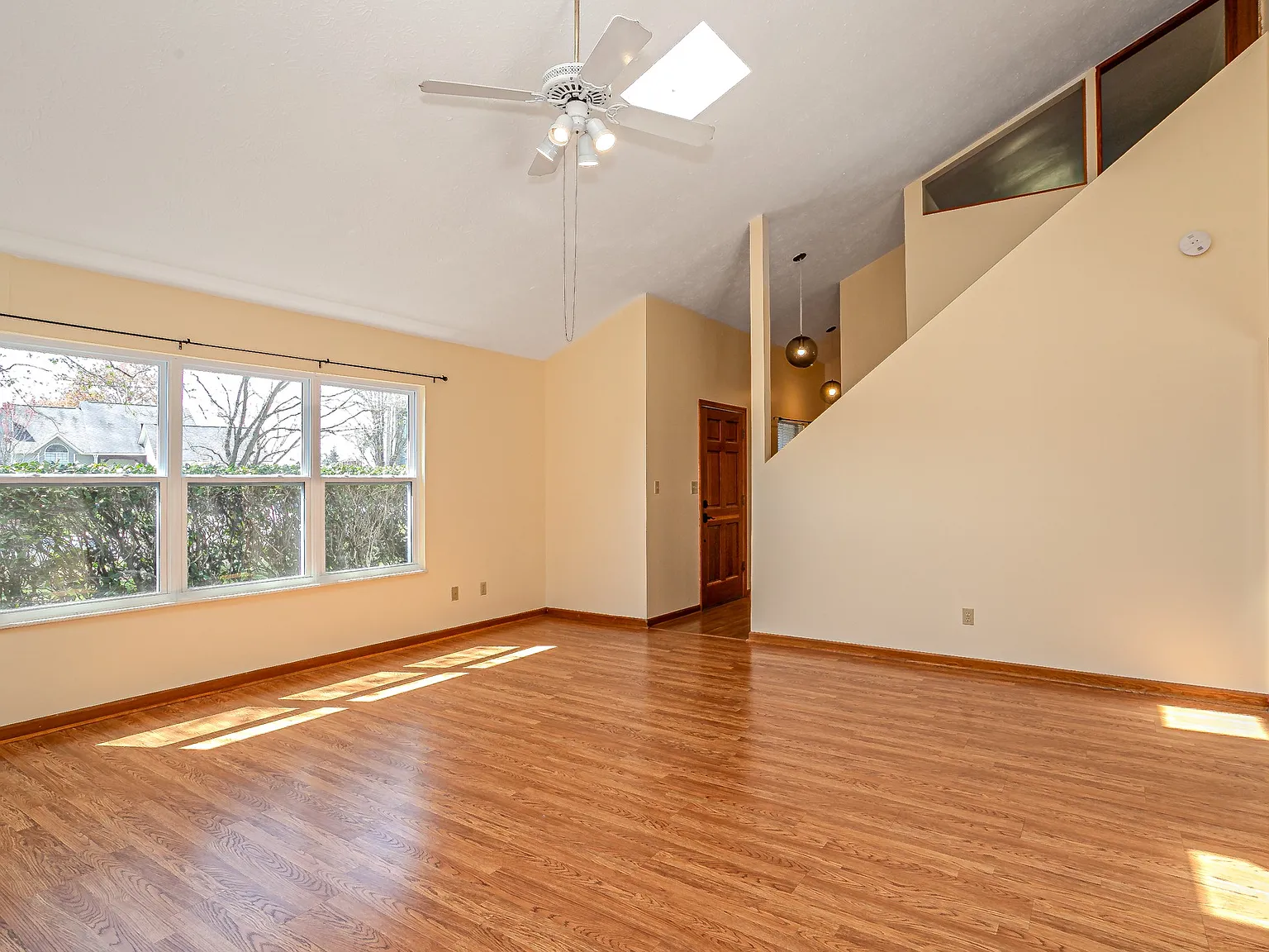 3 bed, 2.5 bath, 1672 sqft, $2,395 — Photo 3