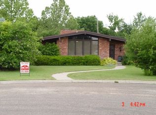 1201 Circle Dr, Garden City, KS 67846