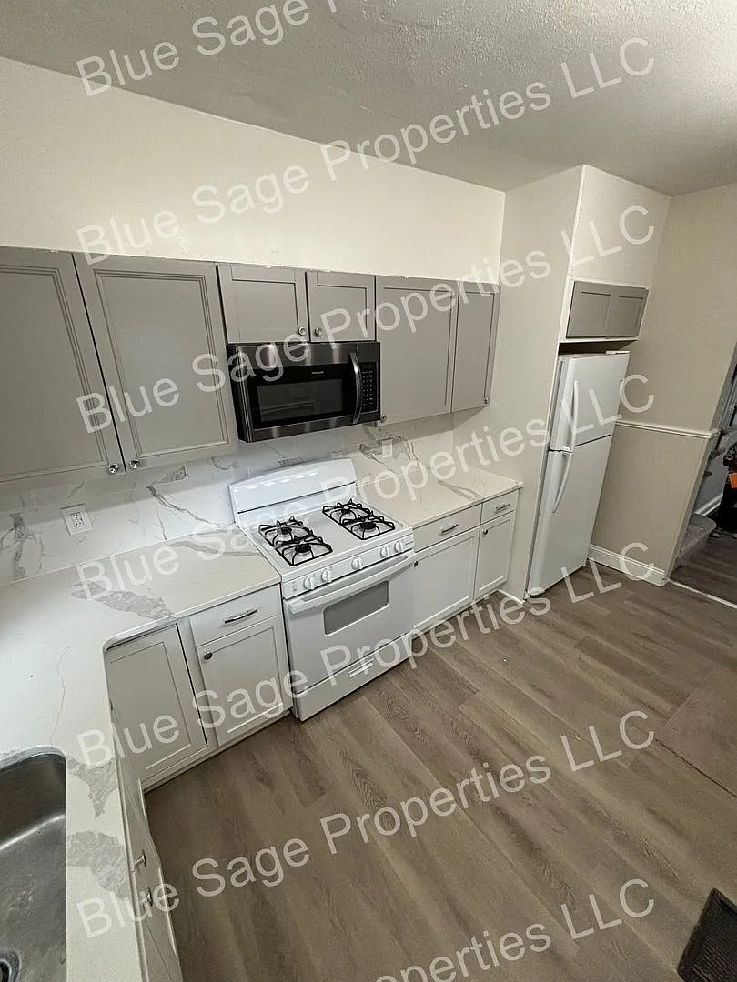 Newly Renovated - 4 bedroom house — Photo 2
