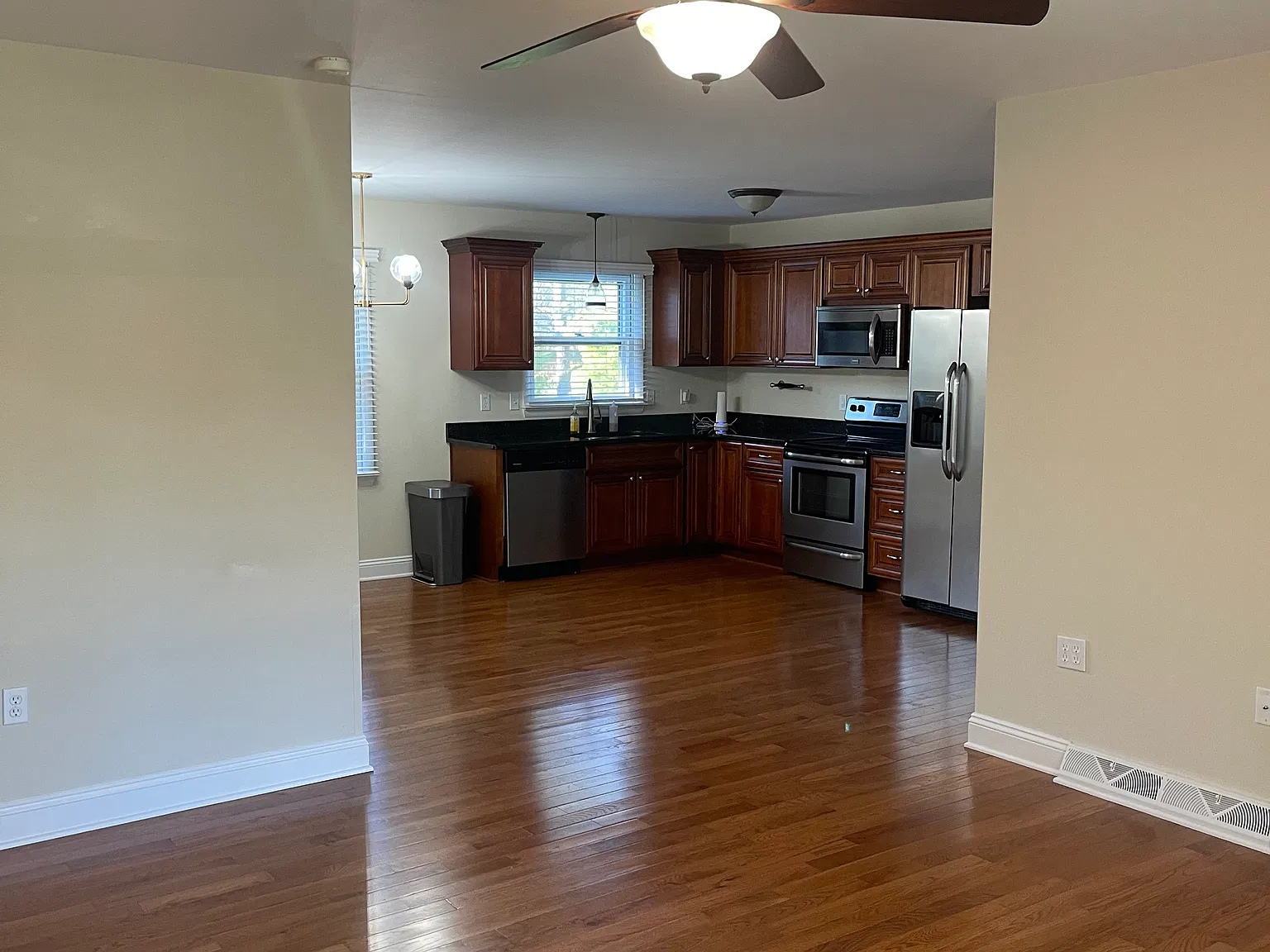 300 Kingswood Ter — Photo 2