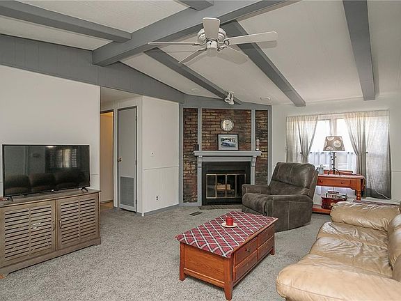 4th image of 17 Parkway Dr #17
