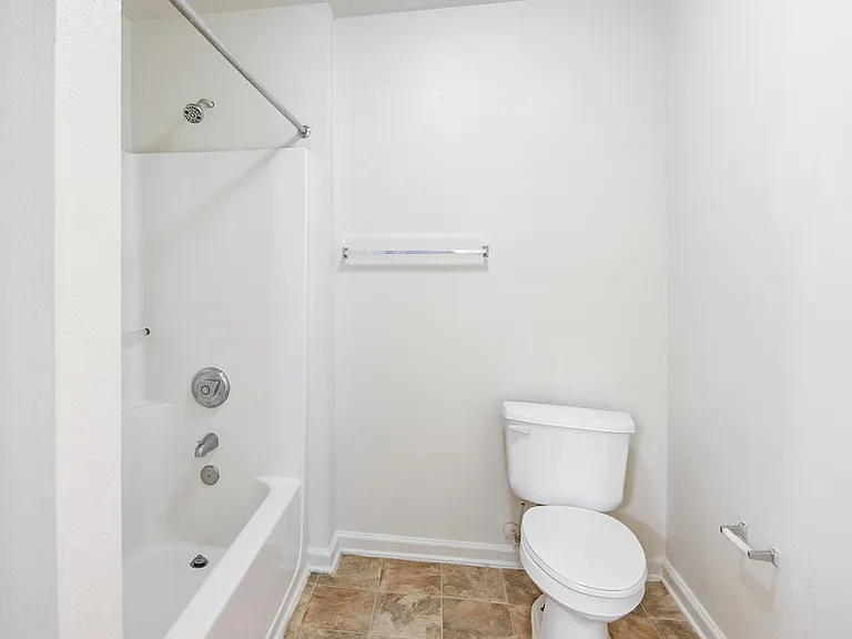 Laurel Pointe — Photo 12