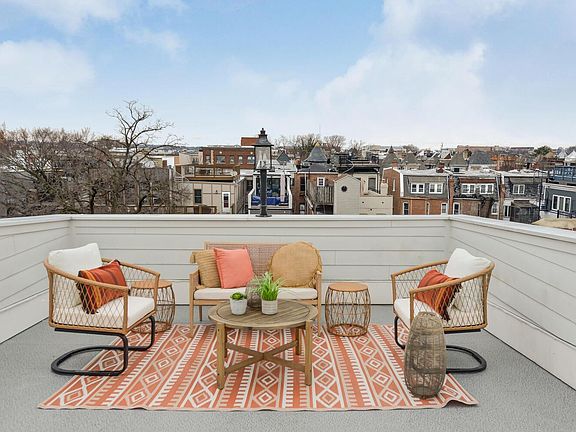 Private roofdeck. Neither of our next-door neighbors has a roof deck so it's very private.