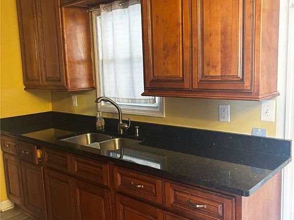 5th image of 854 Stoneykirk Dr