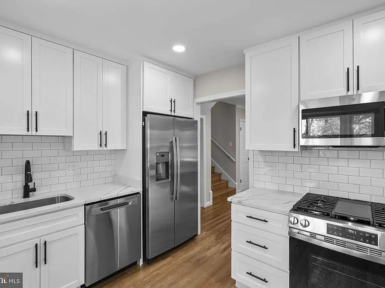 10242 Stratford Ave — Photo 3