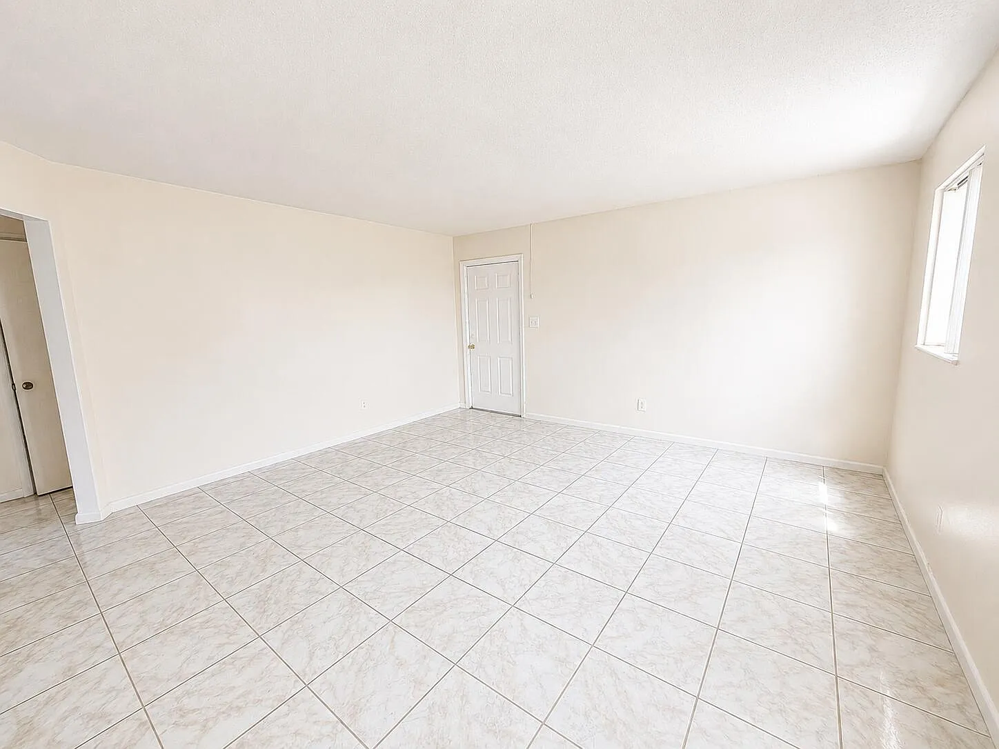 2 bed, 1.0 bath, 742 sqft, $1,650 — Photo 3