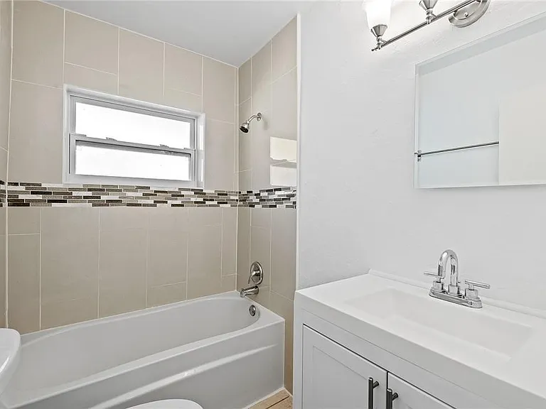 581 NW 17th Pl — Photo 7