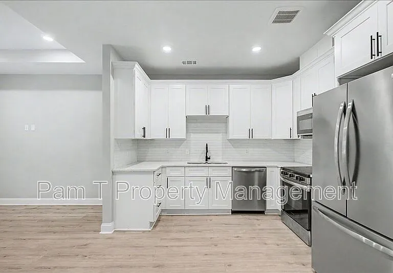 1019 W 35th St #B — Photo 7