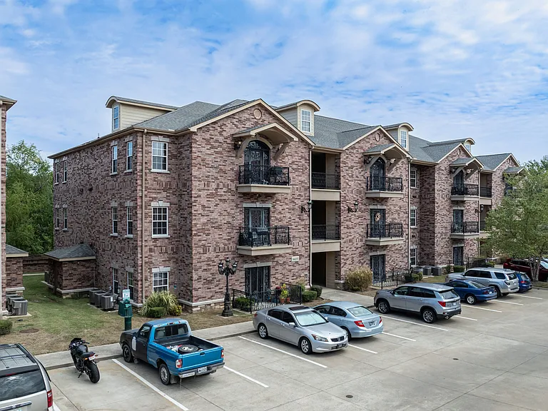 The Versailles Apartment Homes — Photo 48
