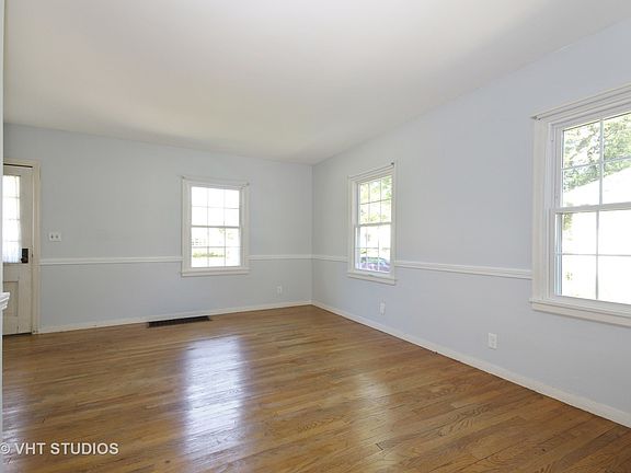 3rd image of 1621 Stratford Ct
