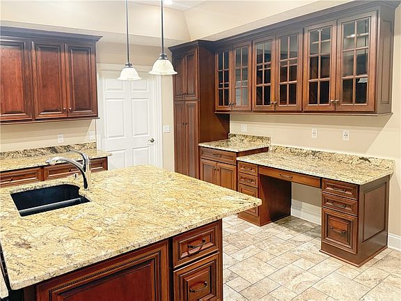 5th image of 60 Nicholas Dr