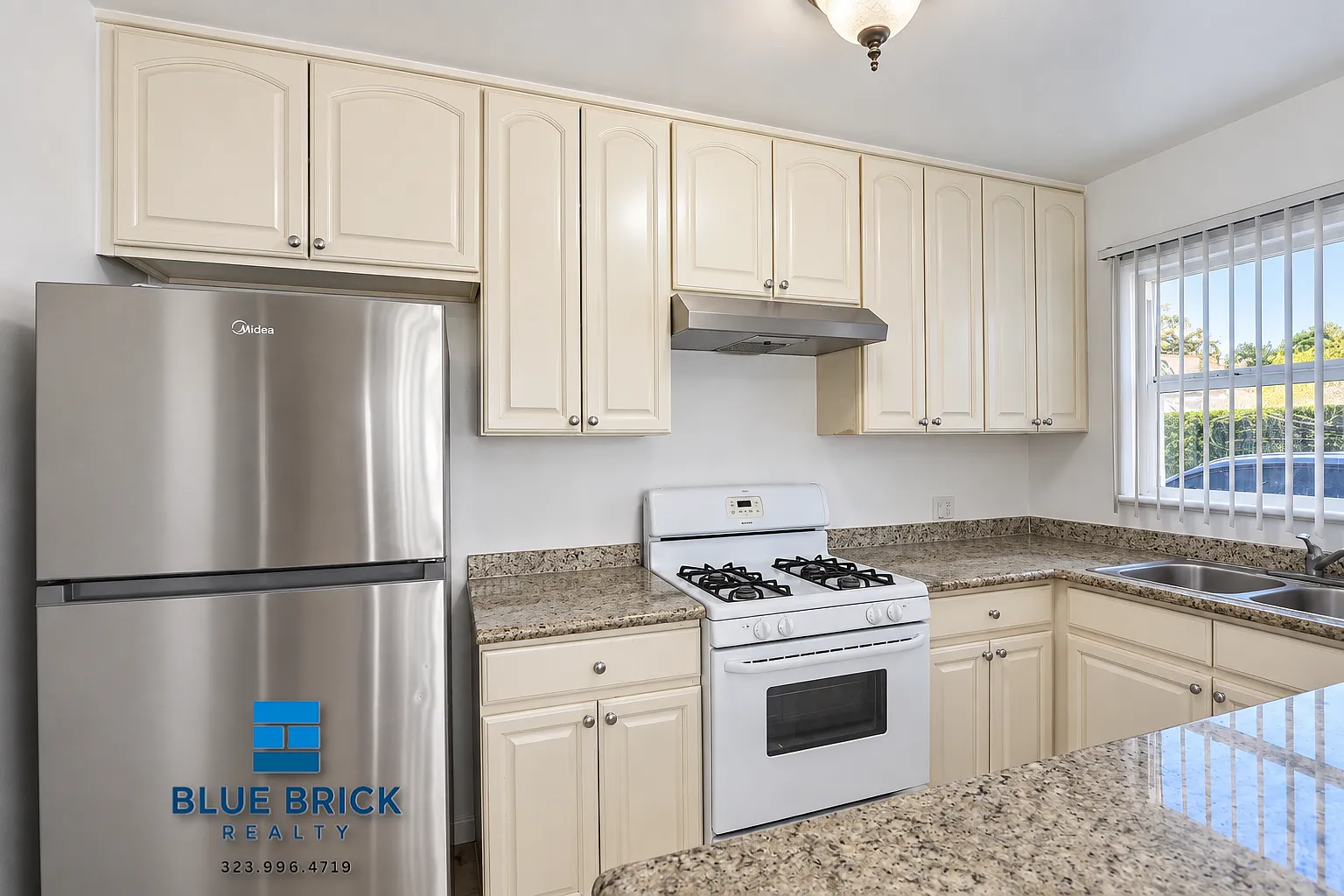 Great NoHo Find! 2-Bedroom with Parking & In-Unit A/C — Photo 2